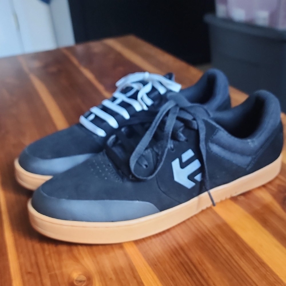 Etnies Black Suede And Gumsole Skate Shoes